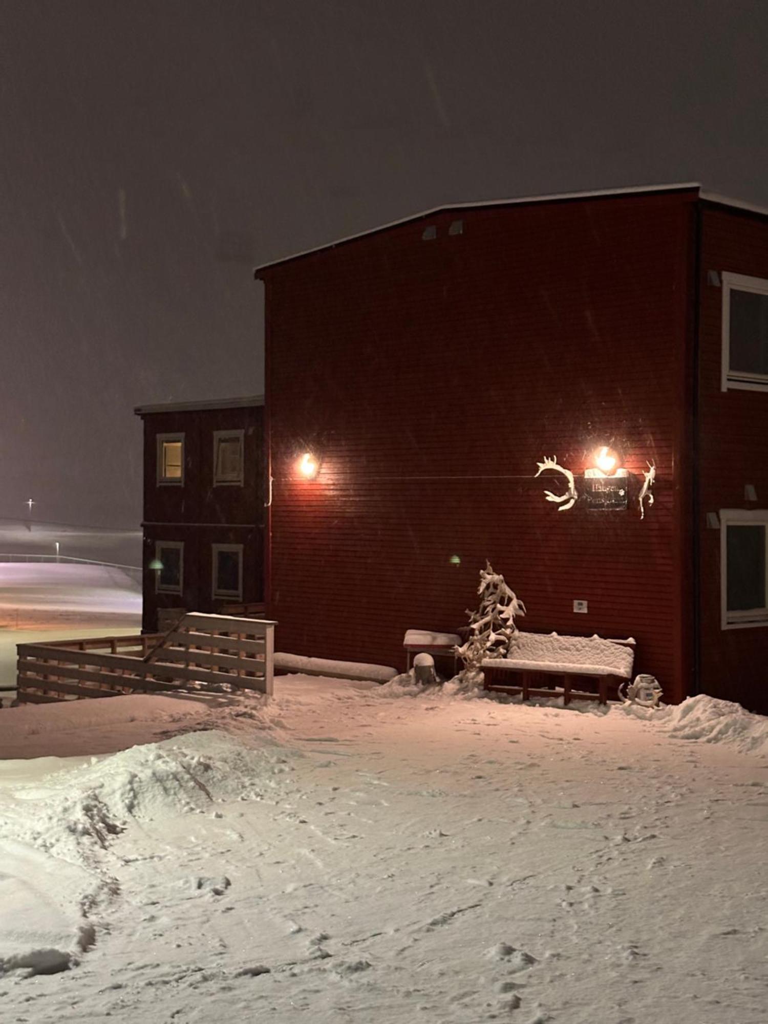 Haugen Pensjonat Svalbard Longyearbyen Buitenkant foto