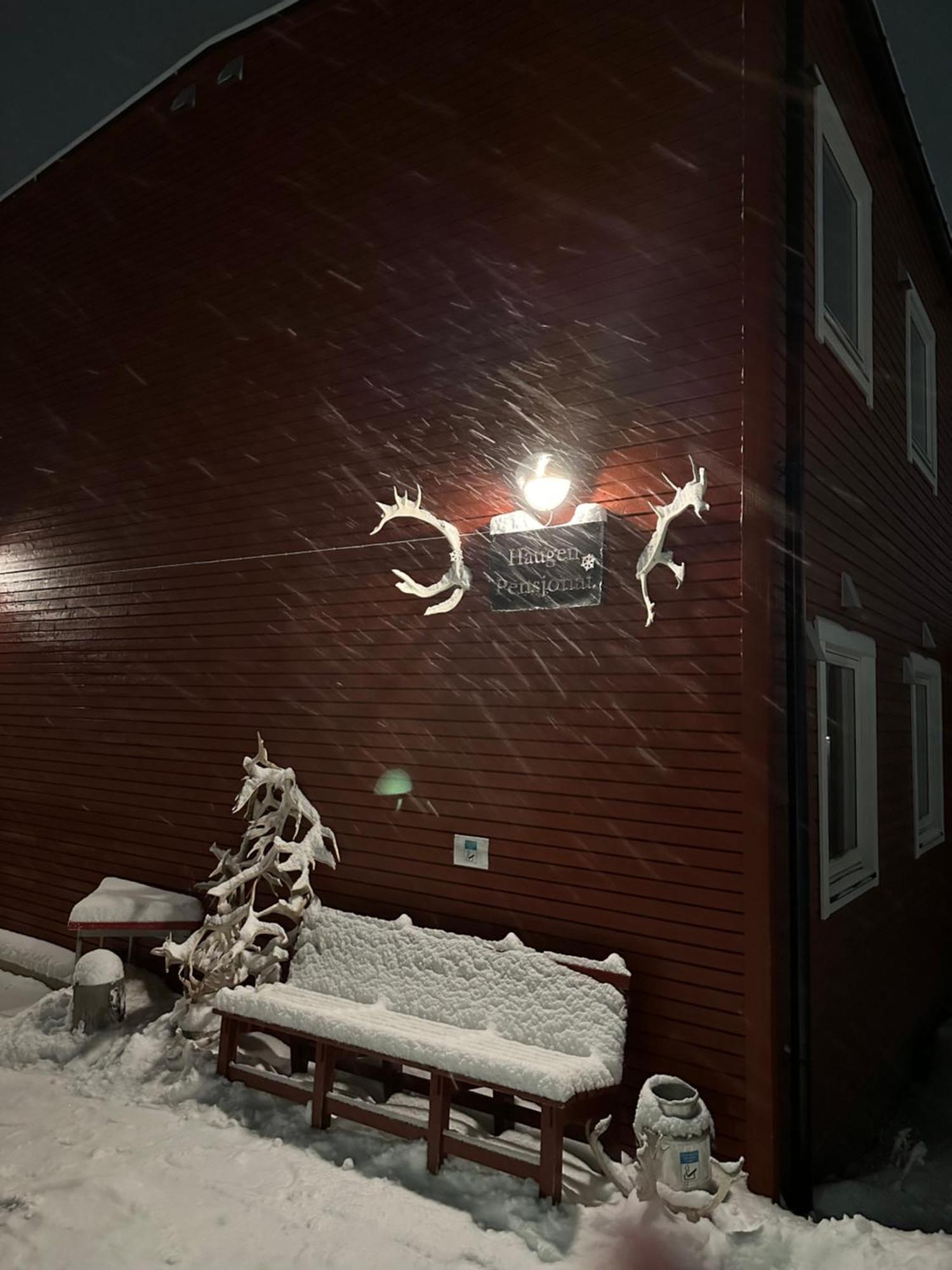 Haugen Pensjonat Svalbard Longyearbyen Buitenkant foto