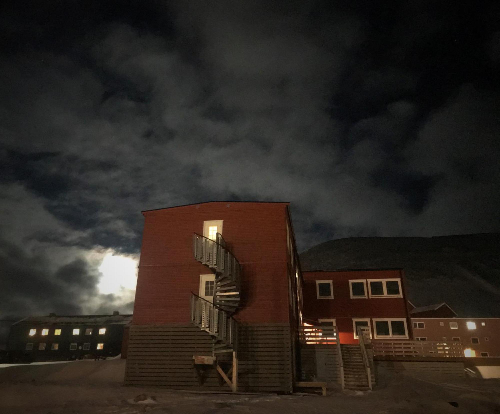 Haugen Pensjonat Svalbard Longyearbyen Buitenkant foto